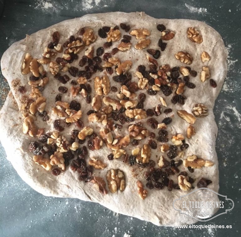 Hacemos un rectángulo y echamos las pasas y las nueces.